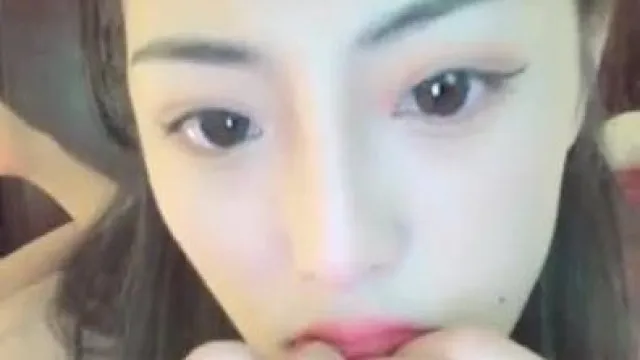 小可愛平台(原卡哇伊)吸舔取精紫霞直播大秀 身材苗條 撓首弄姿 揉奶揉穴 十分誘人
