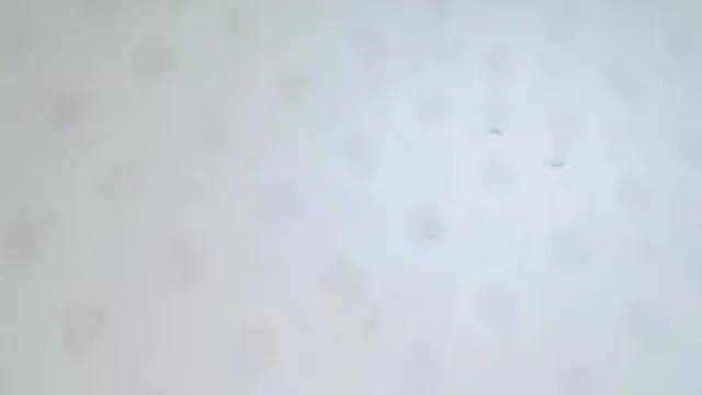 Una chica de cuerpo carnoso y tierno coño de tigre blanco se masturba. Su coño rosa sin pelo se rellena con un vibrador y se lo tira. Si te gusta, no te lo pierdas.
