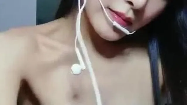 高颜值气质不错长发妹子自慰 单腿黑丝按摩器震动逼逼再到床上非常粉嫩 很是诱惑喜欢不要错过