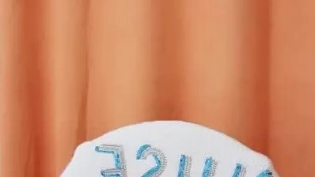 Una bella joven de buena apariencia y temperamento se masturba con sexys medias de rejilla blancas, un huevo vibrador hace vibrar su coño, el primer plano es muy tentador, no te lo pierdas si te gusta