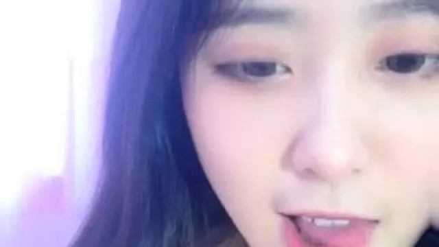 高颜值清纯萌妹子全裸诱惑逼逼无毛床上自摸近距离特写白浆非常诱人很是诱惑喜欢不要错过