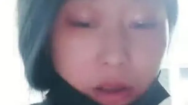颜值不错蓝发妹子道具自慰秀情趣装开裆肉丝按摩器震动头部插入呻吟娇喘很是诱惑喜欢不要错过