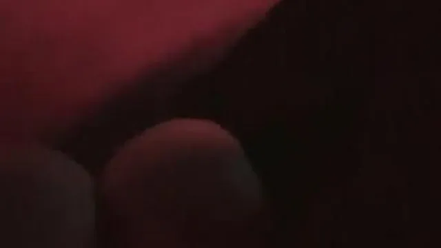 La pequeña y linda presentadora reina de plataforma (anteriormente kawaii), Ye Zi 1030, se engancha con un hombre al aire libre y muestra su sexo oral: el coito es muy tentador.