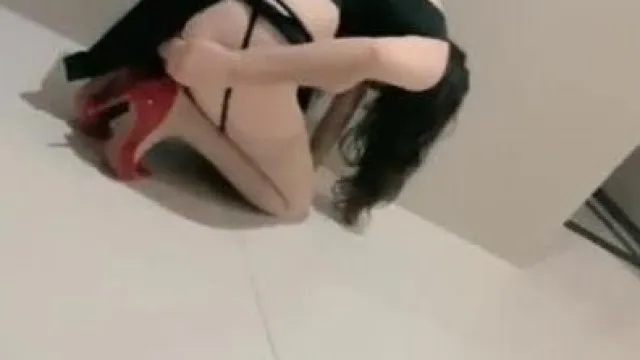 La joven sexy tiene un culo grande y sexy y un coño estrecho. Levanta el culo con tacones altos y es follada por detrás con un accesorio de JJ. Ella gime en ambos agujeros. Si te gusta, no lo hagas. lo extraño.