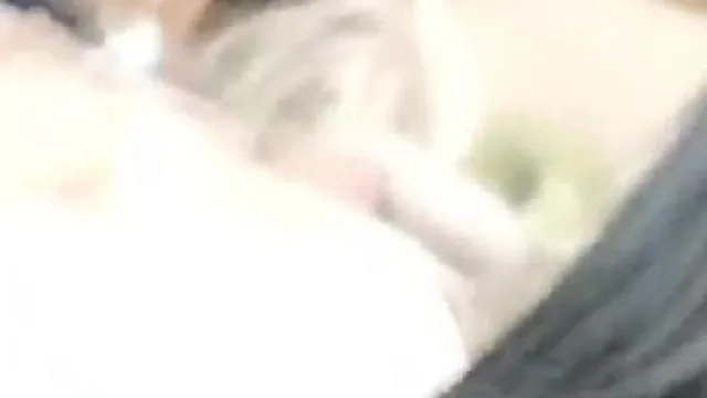 Une jolie fille avec un beau visage et un visage doux se touche pour la tenter. Elle a une silhouette élancée et expose sa chatte avec des accessoires. Le gros plan est très tentant. il.