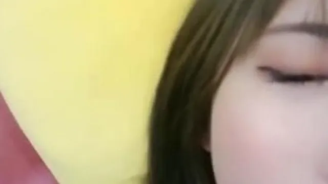 高颜值气质不错萌妹子道具自慰毛毛稀疏跳蛋震动粉逼翘着诱人大屁股很是诱惑喜欢不要错过