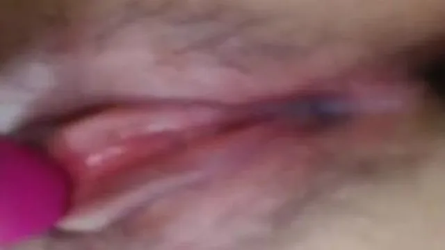Una chica guapa y dulce se masturba con accesorios, se quita las bragas, se hace vibrar el coño y le hace vibrar el coño y sale un jugo blanco. Está muy rosada, tierna y seductora. él.