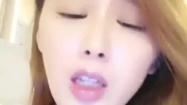 高颜值妹子私人玩物七七自慰第三部性感网袜按摩器震动逼逼多次喷水呻吟很是诱惑喜欢不要错过
