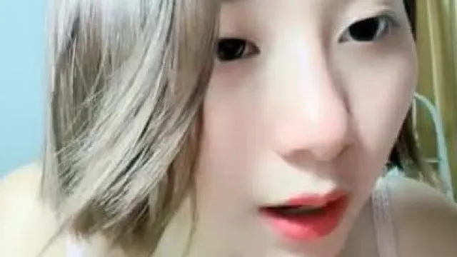 高颜值短发坚挺奶子妹子诱惑秀露奶扭动身体尖尖奶子露逼刮毛很是诱惑喜欢不要错过