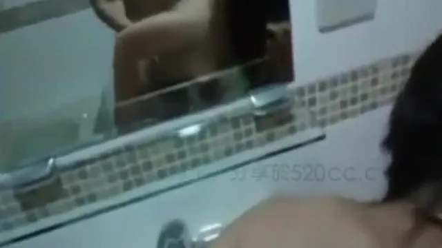 情侣闲闲没事，就试着在厕所做爱还自拍看看~