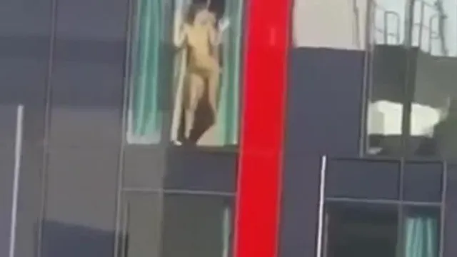 仕事中に向かいのビルにぶつけてガラス越しにセックスしてしまいました。