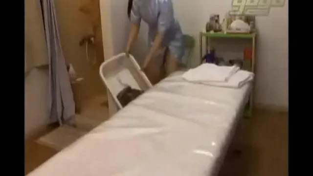 淫秽美容师偷拍实录~~