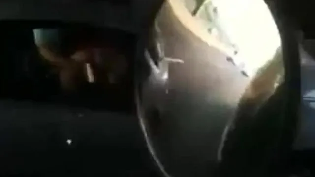 Пассажирка подняла задницу... опустила голову вверх и вниз, чтобы съесть большую сосиску водителя... водитель перебирал ее золотыми пальцами во время движения (