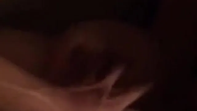 A una pareja se le escapa un cuenco de leche masculina