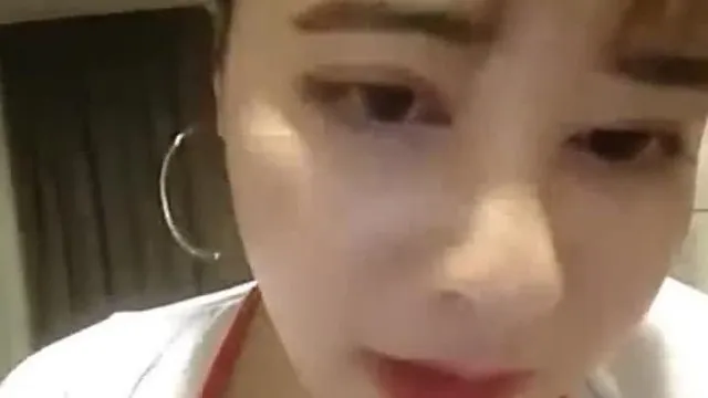 小蜜桃女神在跳蛋上涂绿油精！把自己尻到水水不断倾洩而出：美胸真相超诱人