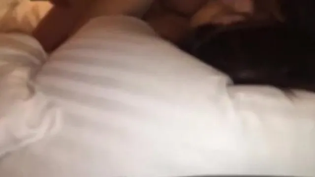 她打她她的电话谈事情 我操她的逼要她喝下去