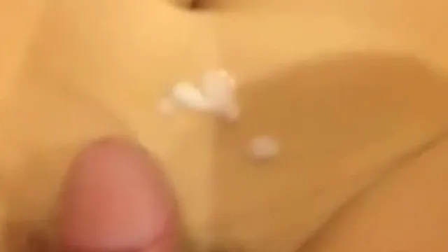 ¡La linda chica parece tranquila, pero sus gritos en la cama son tan lujuriosos!