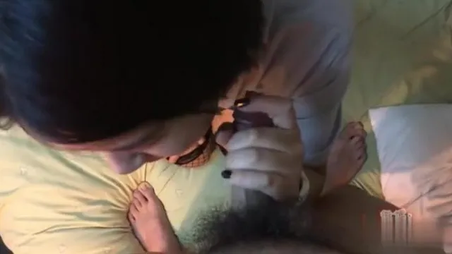 La jeune fille s'est changée en bas résille, mais elle n'arrive pas à se débarrasser de son caractère immature.