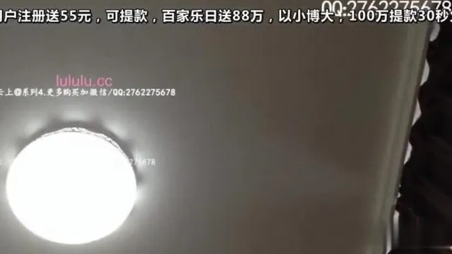 昨晚激战过后，女孩早上赖床只好再用特别方法叫她了..