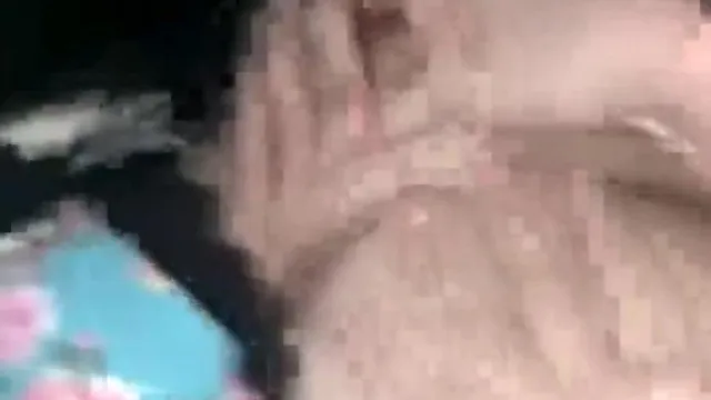 As-tu vraiment E ? Frère Zhu a fait semblant de ne pas y croire et a tendu sa paume magique pour « vérifier les gros seins » et l'a filmé en secret ! La jolie fille veut refuser mais l'accueille : Tout doux, d'accord ?