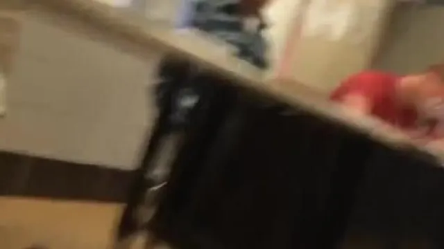 洋装妹坐着脚翘高高…弯腰一看竟然没穿内裤！