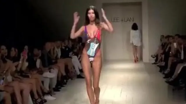 ¿Es esto popular? Show de modelo en traje de baño... cubriendo sus grandes pechos con una mano y luego mostrando todo el pecho: accidentalmente la hice obscena