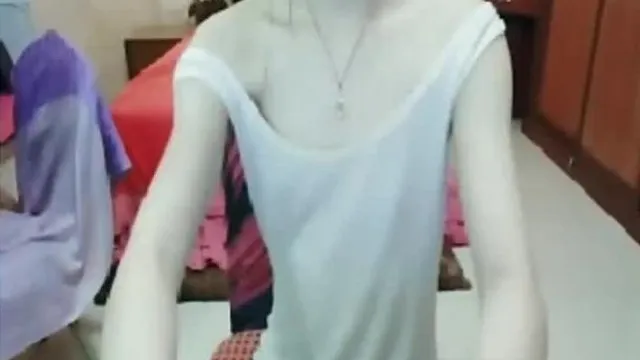 Garota gostosa excluindo vídeo na sala de bate-papo do UT
