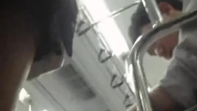 南韩地铁尾随抄底偷拍美腿短裙～04
