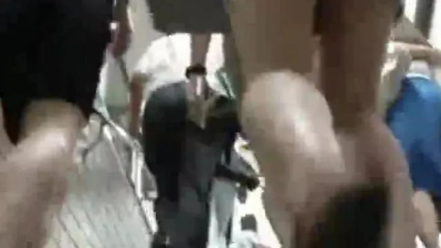 南韩地铁尾随抄底偷拍美腿短裙02