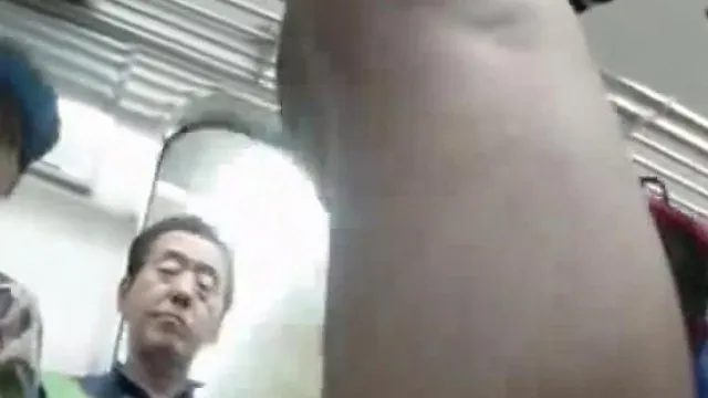 南韩地铁尾随抄底偷拍美腿短裙～19