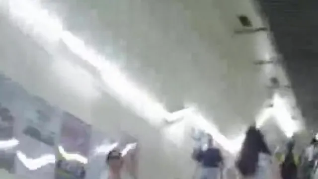 南韩地铁尾随抄底偷拍美腿短裙～20