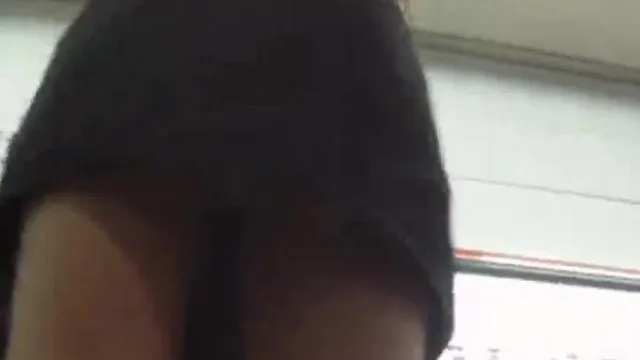 南韩地铁尾随抄底偷拍美腿短裙～23