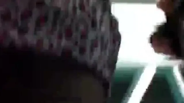 南韩地铁尾随抄底偷拍美腿短裙～48