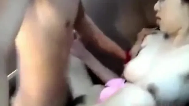 狗公腰的男友把小正妹女友带上车开嫩鲍