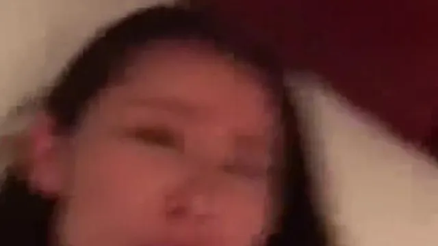 A garota continuou gritando É muito profundo, de jeito nenhum, mas ela ainda parecia feliz