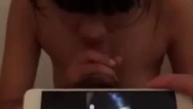 Les talents de pipe de la fille étaient si bruts qu'elle s'est immédiatement rincée la bouche après la pipe !