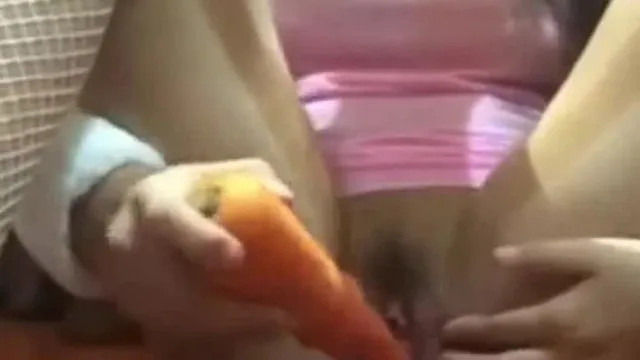 巨乳兔女郎大战胡萝蔔 还战到喷水了呢!