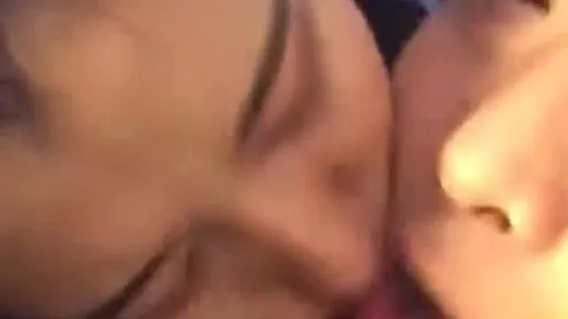 La jolie fille adore secouer le 8 et le 9 non-stop. Elle est très obéissante lorsqu'on lui demande d'être plus sexy !