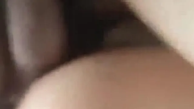 被巨乳美女压制在床上任她摆布"