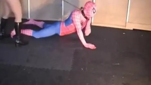 [Europa e América] O fim do Homem-Aranha ~ Pego pela Rainha da SM?! Eu só consigo conter a humilhação e latir como um cachorro ~ uau uau uau ~