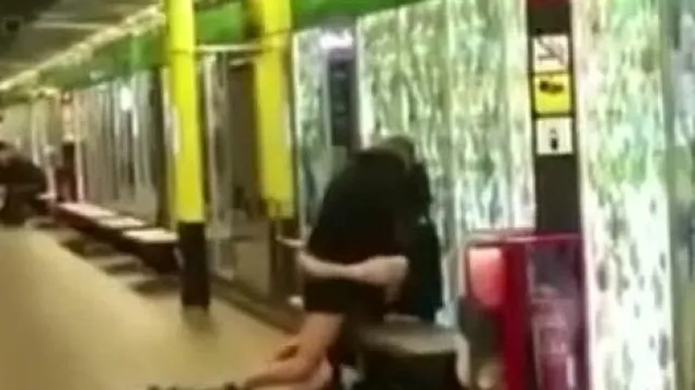 [Europa e Estados Unidos] Os jovens são tão impulsivos~ Eles acabaram de sair do metrô e começaram a foder na cadeira, ignorando completamente os espectadores~ Eles só podem ter espaço para seus parceiros nus~!!