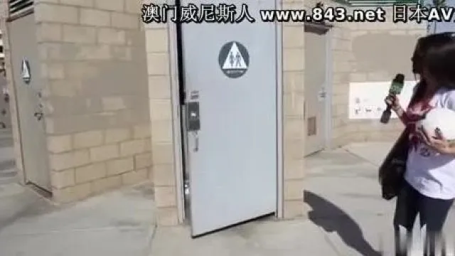 [欧美] 花花公子18禁综艺秀~街头随机搭讪~用钱邀请各式大奶妹上车玩性爱游戏~
