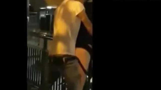 [Fotografia espontânea de rua] Quando o jovem casal fica com tesão, eles começam a fazer sexo na rua !!