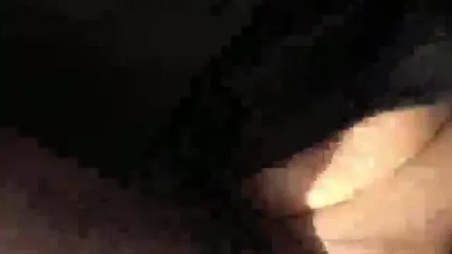 激情车震！大白天到荒郊野外开着车门%%%！人妻开启饥渴的开关：老公大力点！