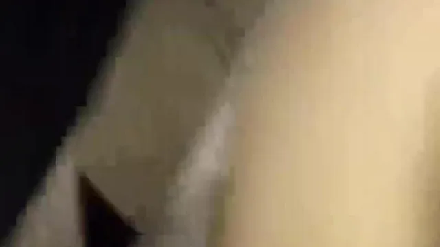 想坐我的名车就让我摸一把！男子鹹猪手不断再她大腿上游移：浓密森林暗藏粉红细缝
