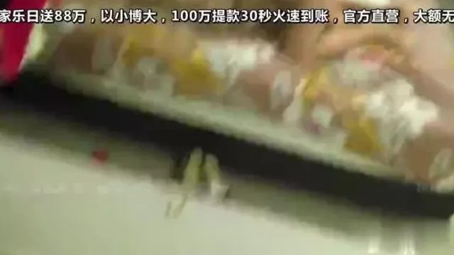 [国语]在家裏把白嫩的老婆操爽了趁她没注意偷着拍的小露脸