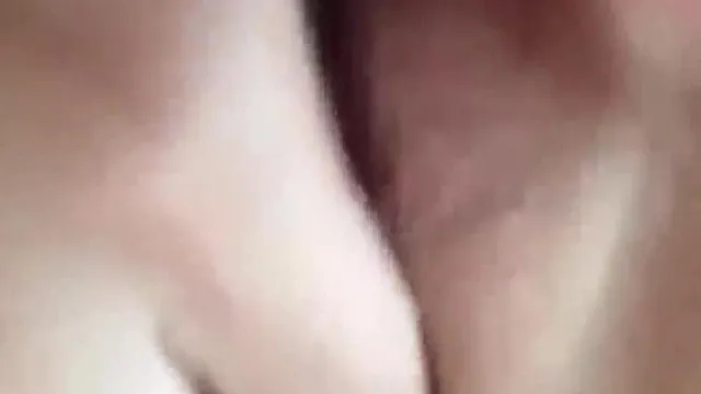 Hay un pecho sexy escondido en su pijama. Juega con los dátiles rojos con sus dedos de loto y mete la mano en el agujero negro: ¿Quieres venir al delta a sembrar semillas?