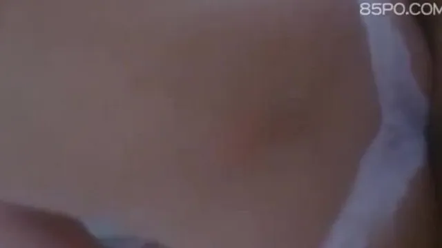 セクシーな巨乳の彼女が女の子のような半透明で魅惑的なパンティーで乱暴に犯され、彼女の顔が露出しました