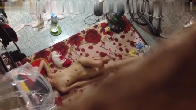 真实偷拍-漂亮美女下班后和男友在地上cao逼,各种高难度姿势爽的捂着嘴强忍着不敢大叫