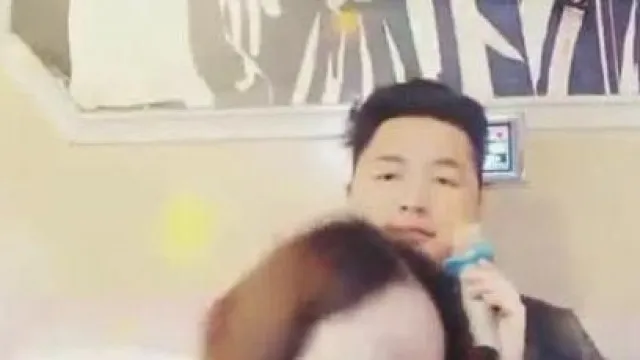 老铁小胖去K一边唱歌一边和坐台小姐啪啪这样的人生美滋滋的虽然歌唱得不咋地